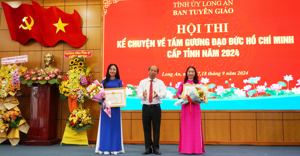 5; Trưởng ban Tuyên giáo Tỉnh ủy Long An, Trưởng ban Tổ chức hội thi, Trưởng ban Giám khảo hội thi - Hoàng Đình Cán tặng giấy khen và hoa cho 2 thí sinh đoạt giải nhì.